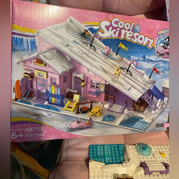 Lego Lot! Cool Ski Resort Building Set along with other legos in ziplock bag - Picture 2 of 16